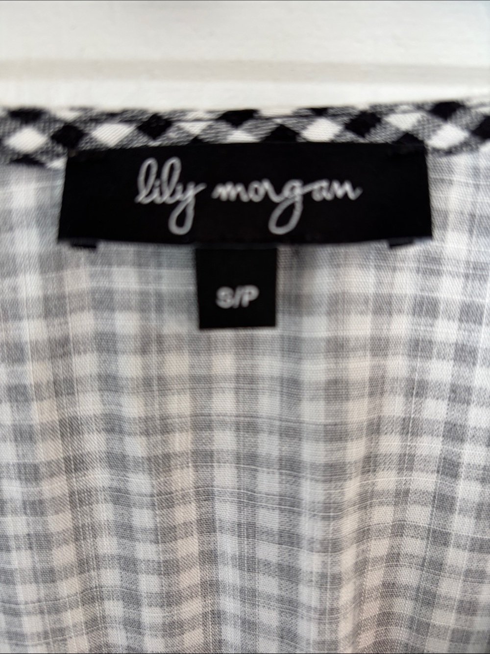 Button-Front Black & White Gingham Tie-Hem Blouse - Picture 3 of 4